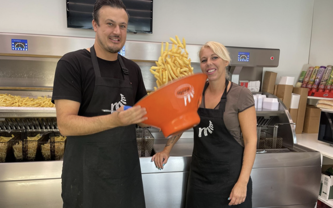 Bij Kevin en Stephanie heb je met een klein pakje frieten genoeg voor het hele gezin: “Porties halveren? Dat zou de doodsteek zijn”